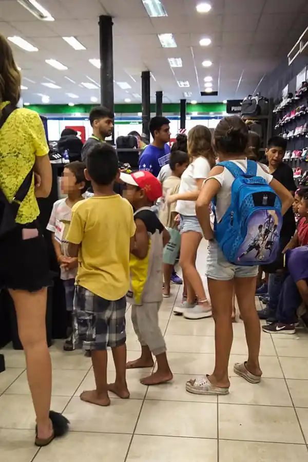 Les compró ropa y zapatillas a 11 niños en situación de calle: la afortunada soy yo