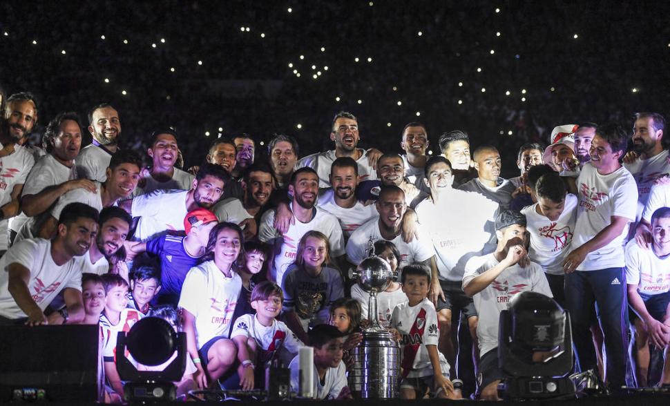 EL MEJOR REGALO. Los jugadores posaron con el trofeo junto con sus hijos. telam