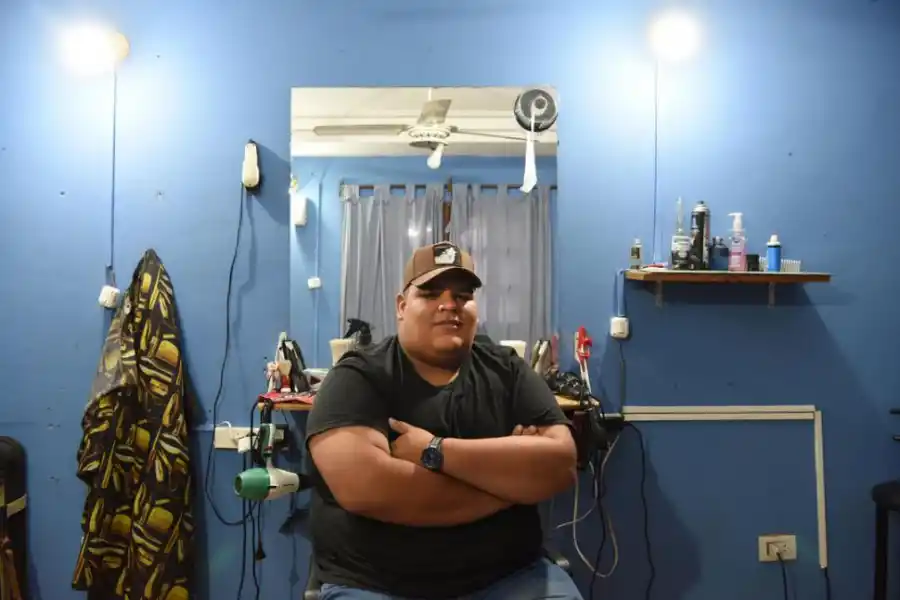 TOQUE. Una foto con Lucas Diarte decora su peluquería.