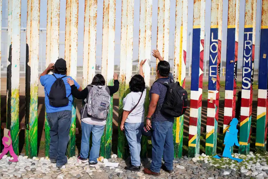 Una familia mexicana saluda a sus familiares que no ven hace 15 años porque se encuentran del otro lado, en Estados Unidos. REUTERS