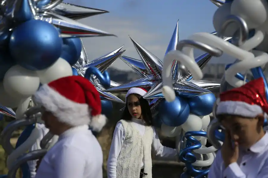 Cristianos árabes israelíes esperan por el inicio del desfile anual de Navidad en Nazareth.