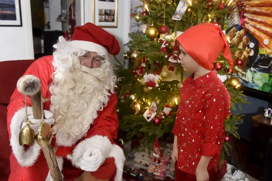 Un papa Noel con su duende en Espoo, Finlandia. REUTERS