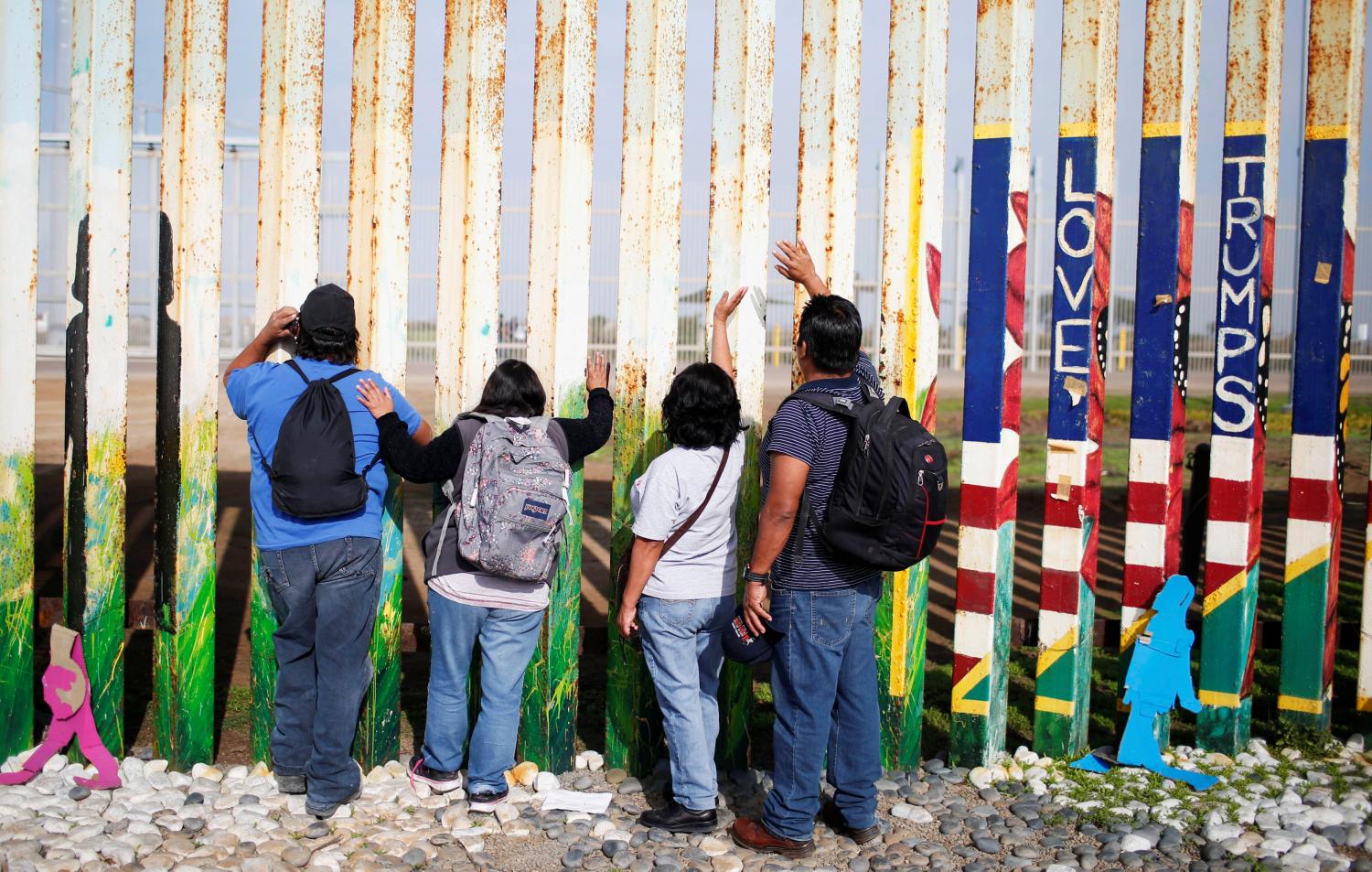 Una familia mexicana saluda a sus familiares que no ven hace 15 años porque se encuentran del otro lado, en Estados Unidos. REUTERS