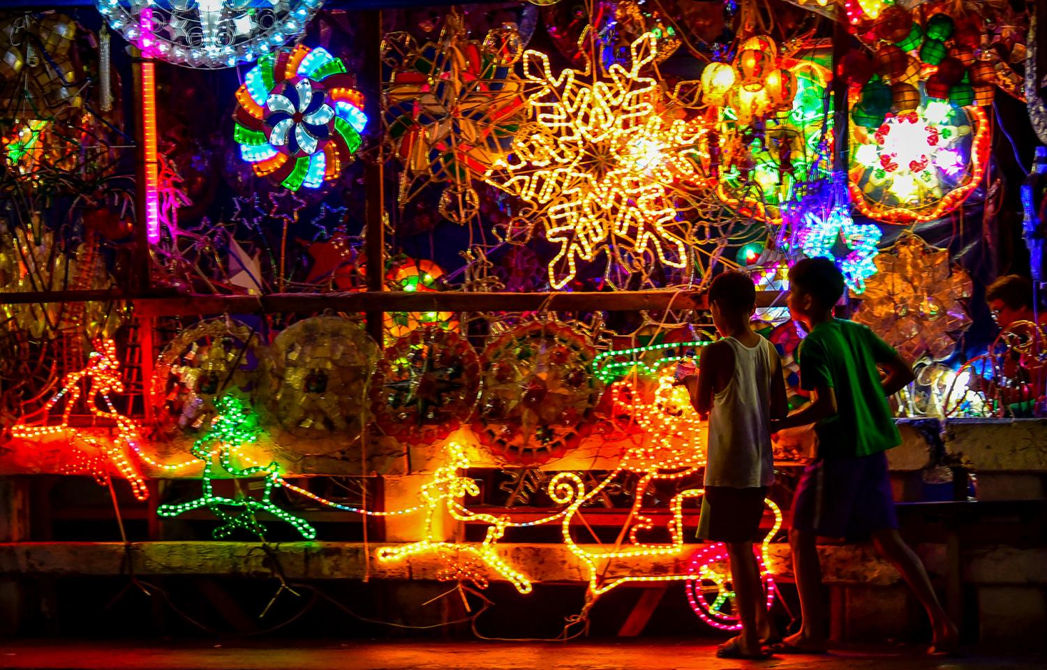 Las luces iluminan los adornos navideños que simbolizan la estrella de Belén en Manila, Filipinas.