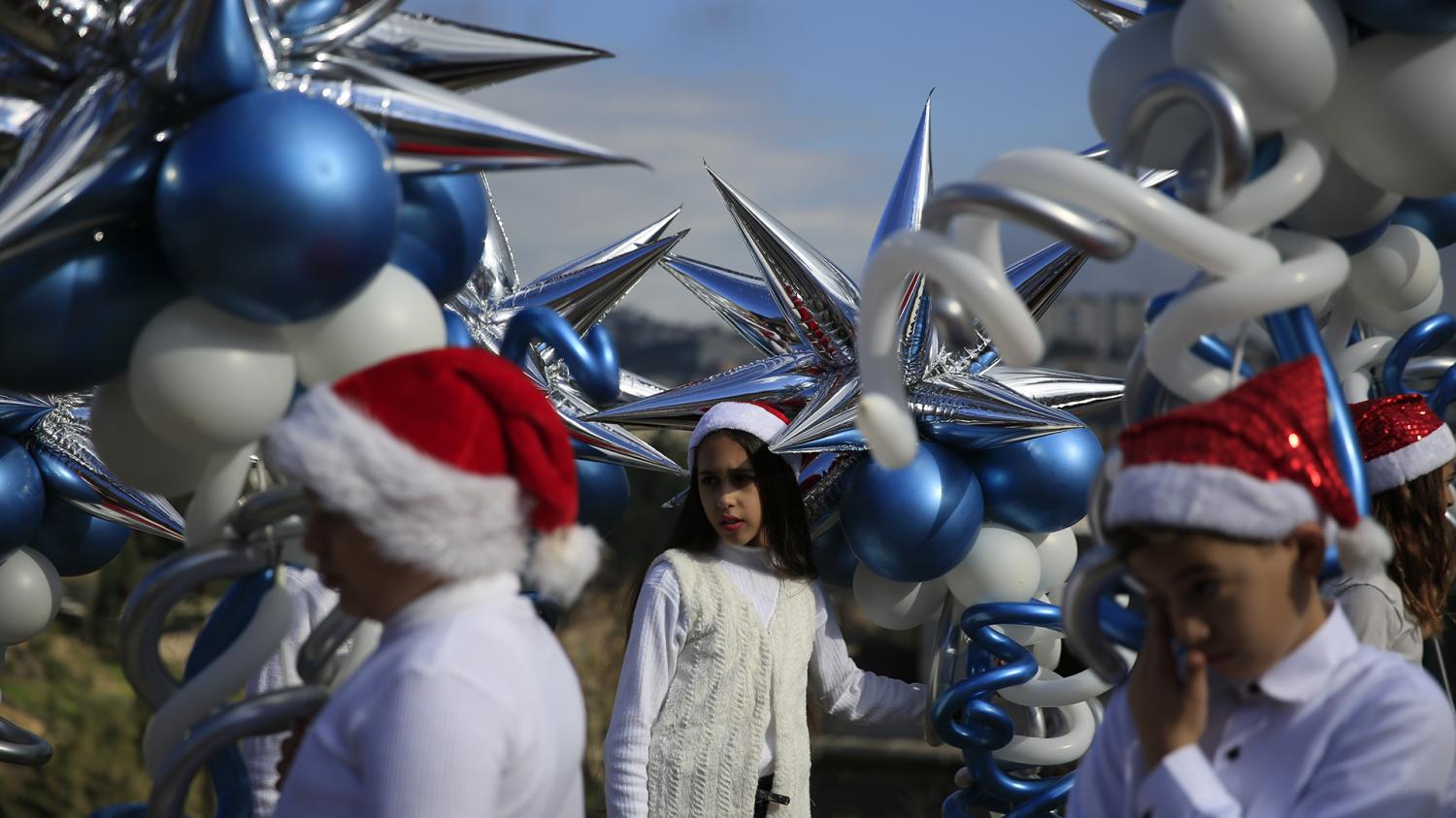 Cristianos árabes israelíes esperan por el inicio del desfile anual de Navidad en Nazareth.