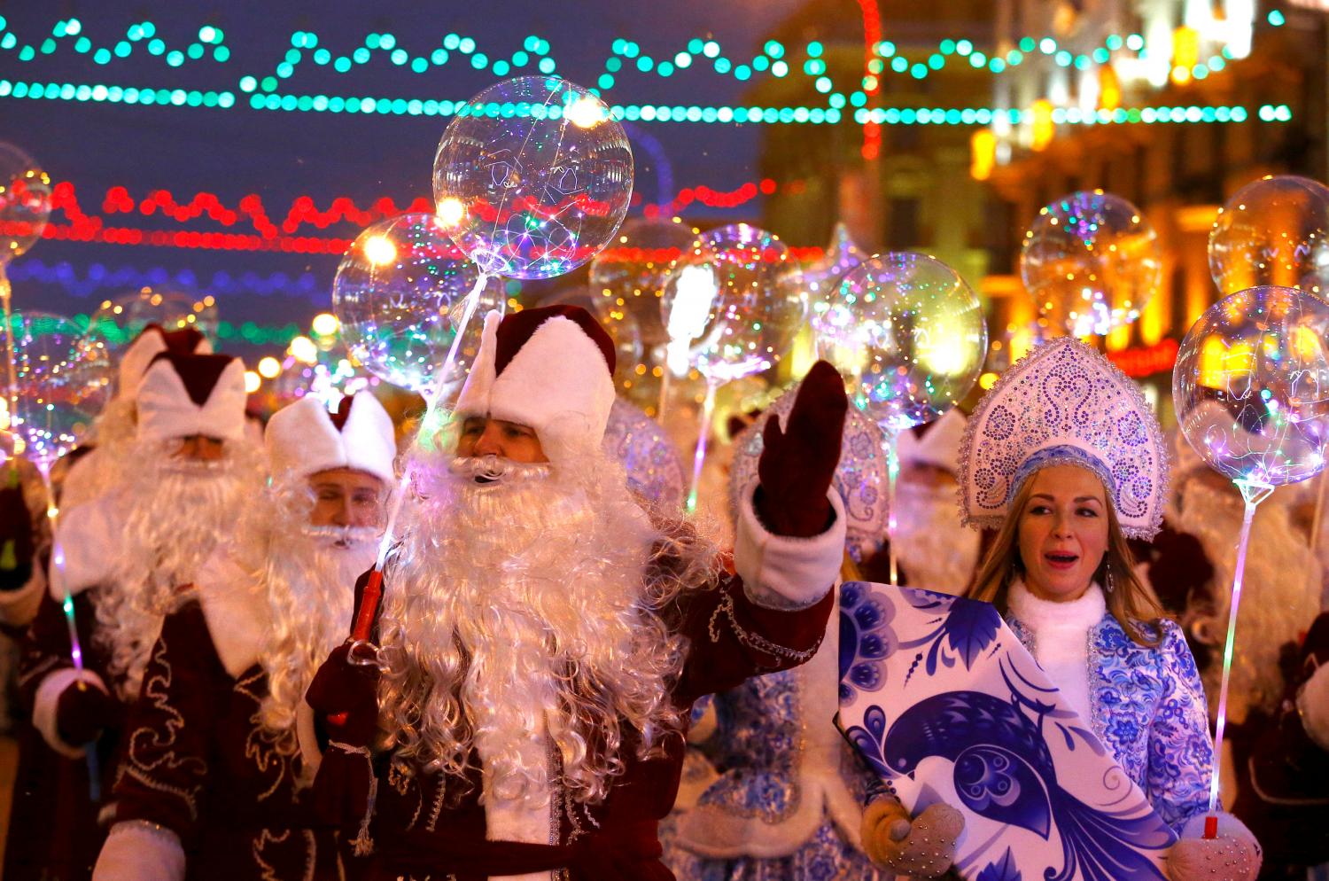 Personas vestidas de Papá Noel desfilan en el centro de Minsk, Bielorrusia. REUTERS