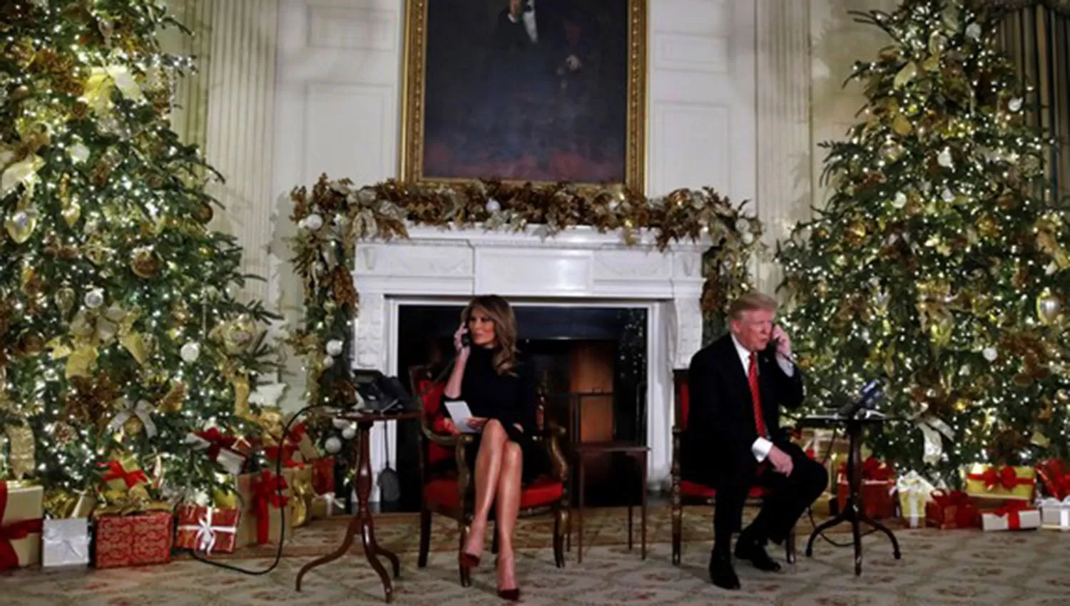 Donald Trump y Melania Trump contestando este lunes a los chicos donde estaba Santa Claus.