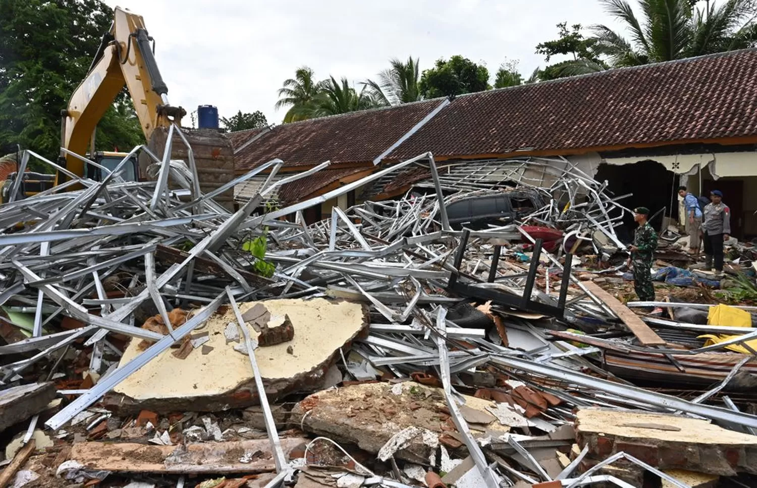 TSUNAMI EN INDONESIA. Son más de 400 los muertos por el maremoto.