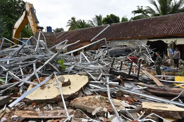 Suben a 429 los muertos por el tsunami en Indonesia