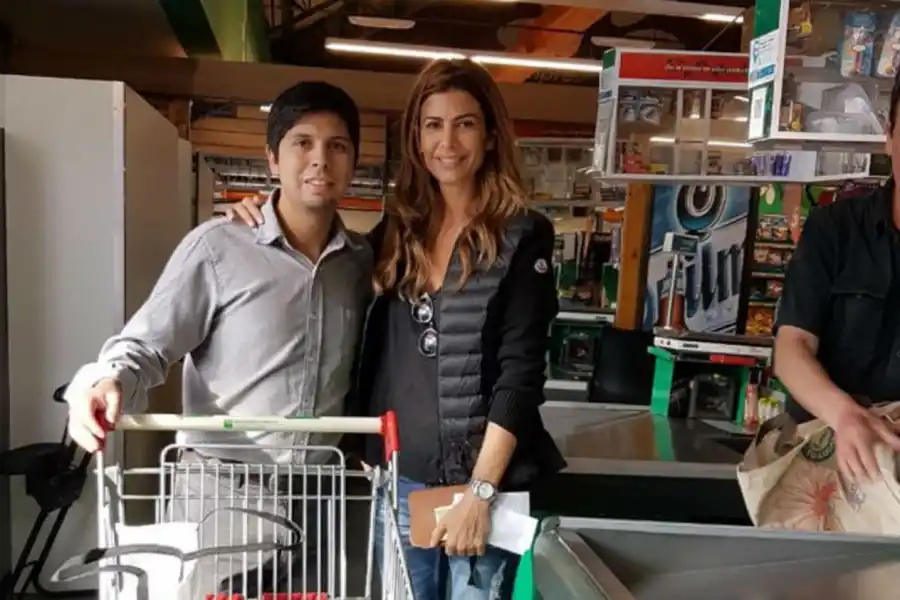DE COMPRAS. Juliana Awada en el súper al que fue con Mauricio.