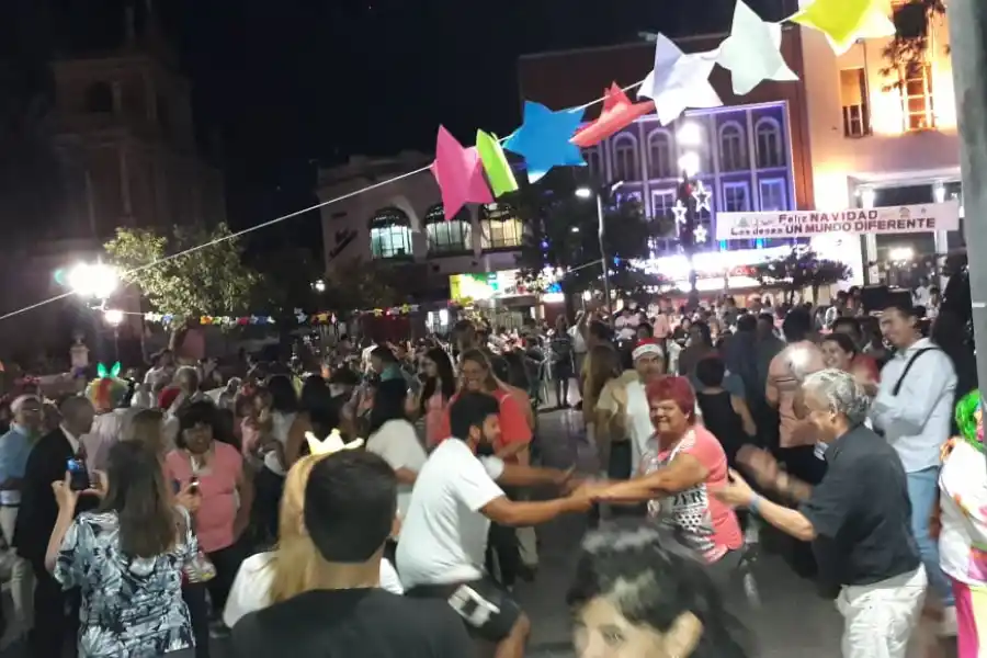 FIESTA. Fue una noche llena de risas, anécdotas y baile.