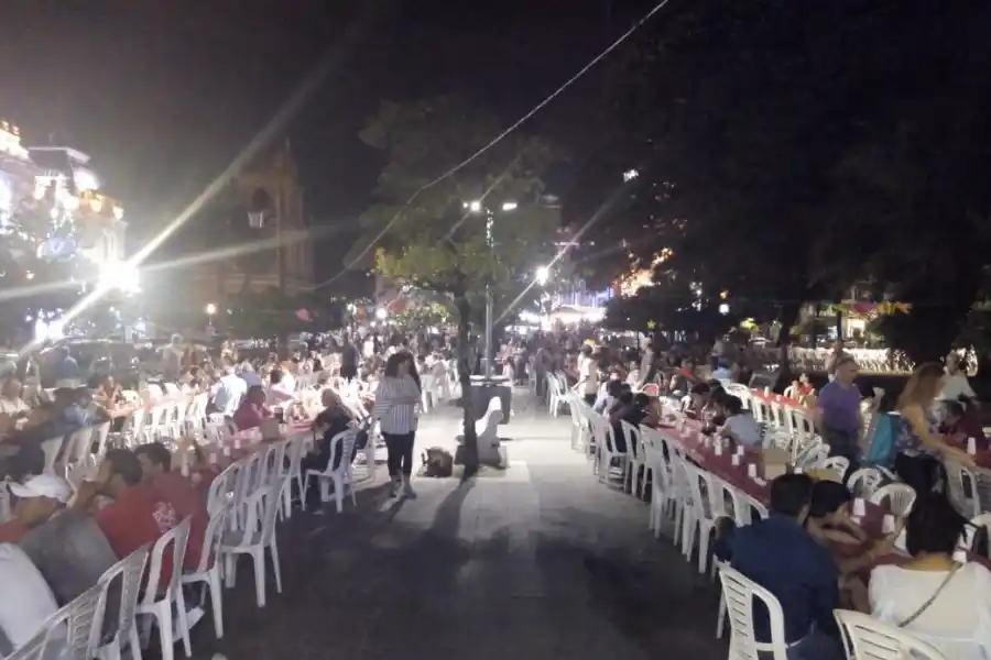 PLAZA INDEPENDENCIA. Llena de gente, la noche pasó en un segundo.