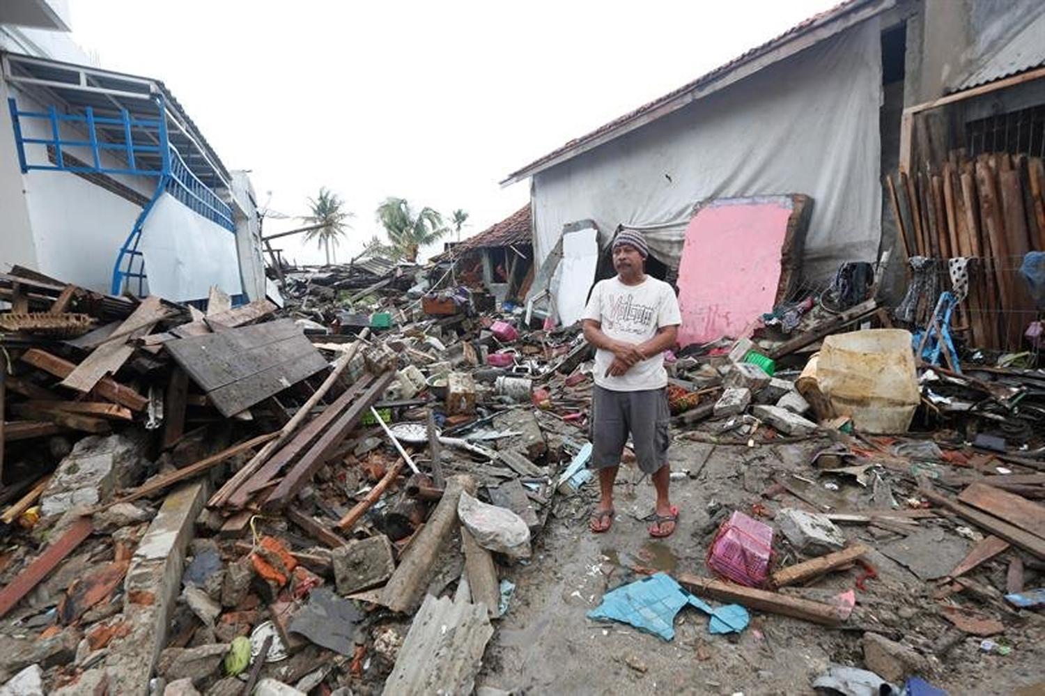 TSUNAMI EN INDONESIA. Son más de 400 los muertos por el maremoto.