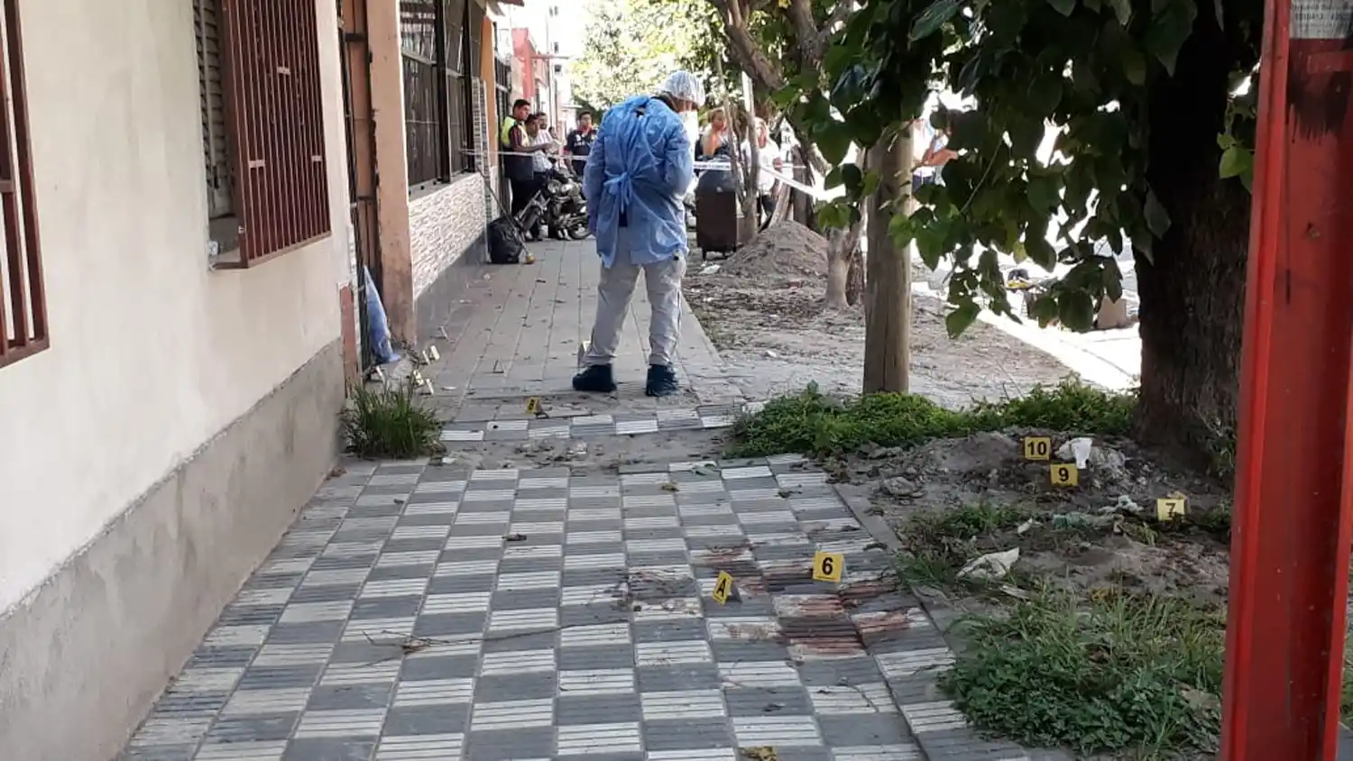 CRIMEN EN VILLA AMALIA. Criminalística trabaja en el lugar del hecho.