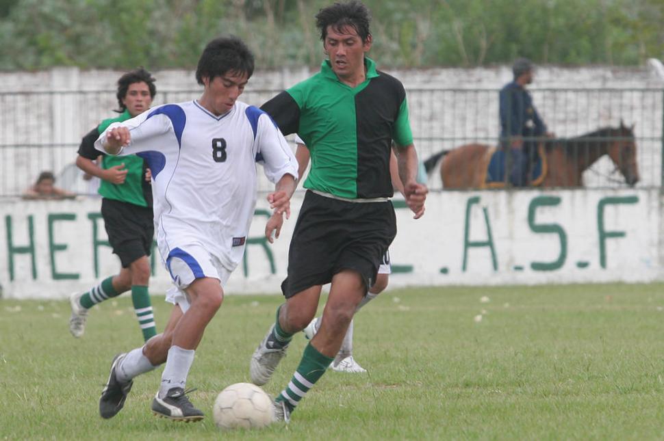 EL CAMBIO. Acosta empezó en Atlético Concepción, siguió en San  Jorge y luego fichó para Atlético, en el que es figura. 