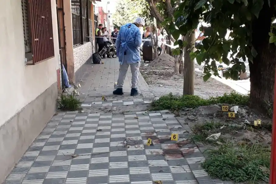 CRIMEN EN VILLA AMALIA. Criminalística trabaja en el lugar del hecho.