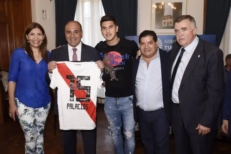 El oficialismo extiende los lazos con el mundo futbolero: distinguieron a Palacios