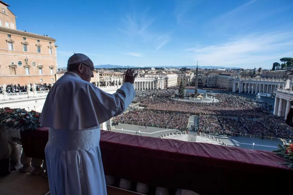 SEGURIDAD A PLENO SOL. El Pontífice habló ante miles de personas reunidas en la Plaza de San Pedro, rodeada de un gran operativo de control. reuters 