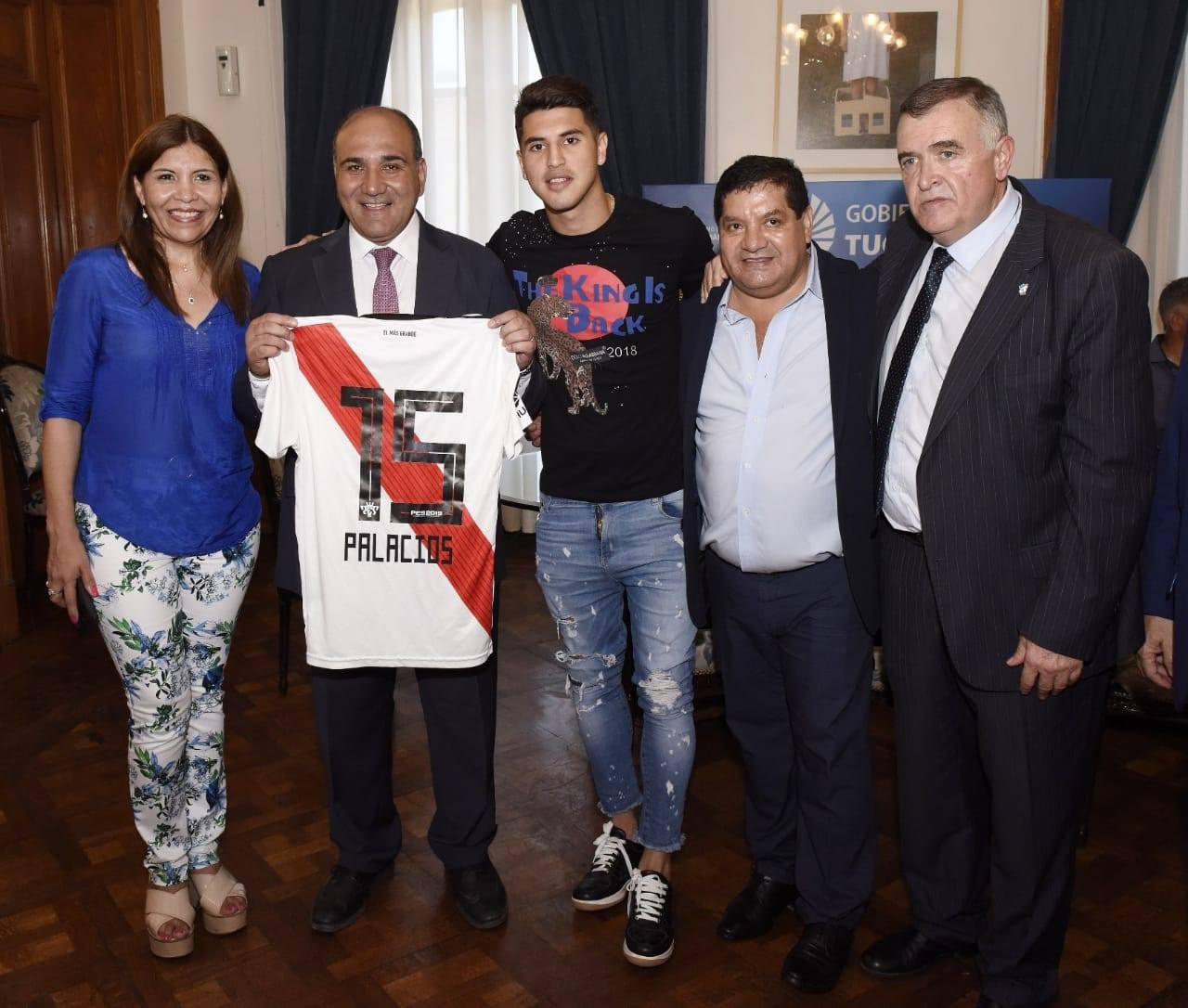 El oficialismo extiende los lazos con el mundo futbolero: distinguieron a Palacios