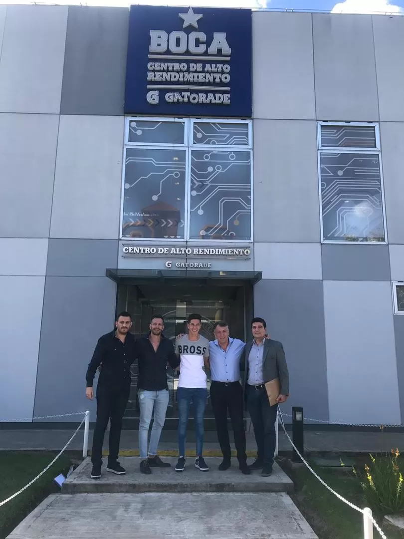 FELIZ. Blanco (centro) luego de firmar contrato para ser refuerzo de Boca. club sportivo italiano