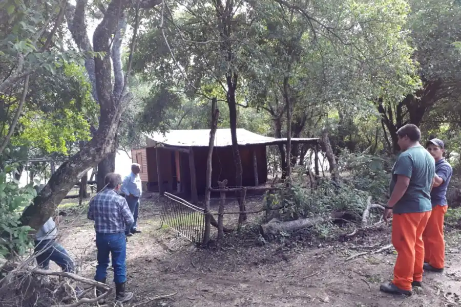 Con máquinas de Vialidad, destruyen casas en terrenos usurpados en El Cadillal