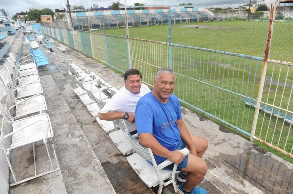 EN LA TRIBUNA. Mario Pedraza y José Gutiérrez recordaron tiempos de gloria. la gaceta / foto de héctor peralta