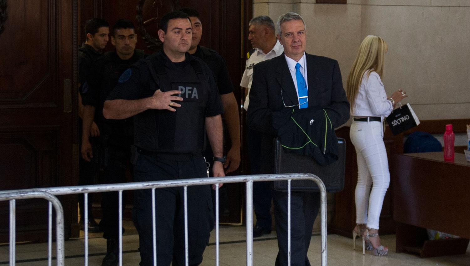 ULTIMA AUDIENCIA. Sánchez se retira custodiado por la Federal.  