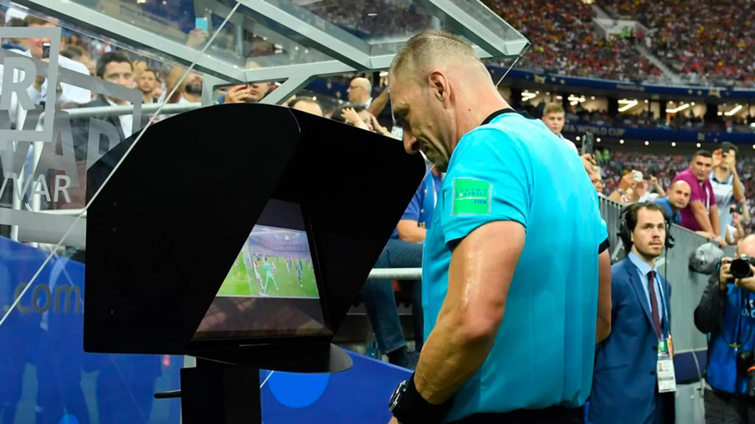 POSIBILIDAD. El árbitro argentino Néstor Pitana utilizando el VAR en el Mundial de Rusia.