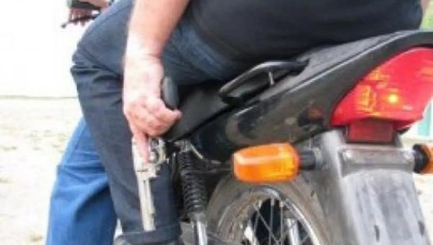 Motochorros le robaron la moto y el arma reglamentaria a un policía