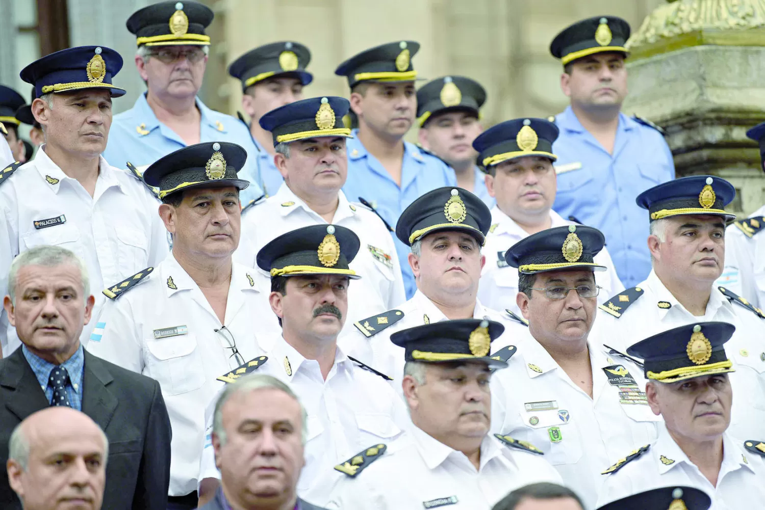 EL GOBIERNO PROMETE AUMENTAR LA CANTIDAD DE POLICÍAS, NUEVAS ARMAS Y CAPACITACIÓN. FALTA ESTRATEGIA. 