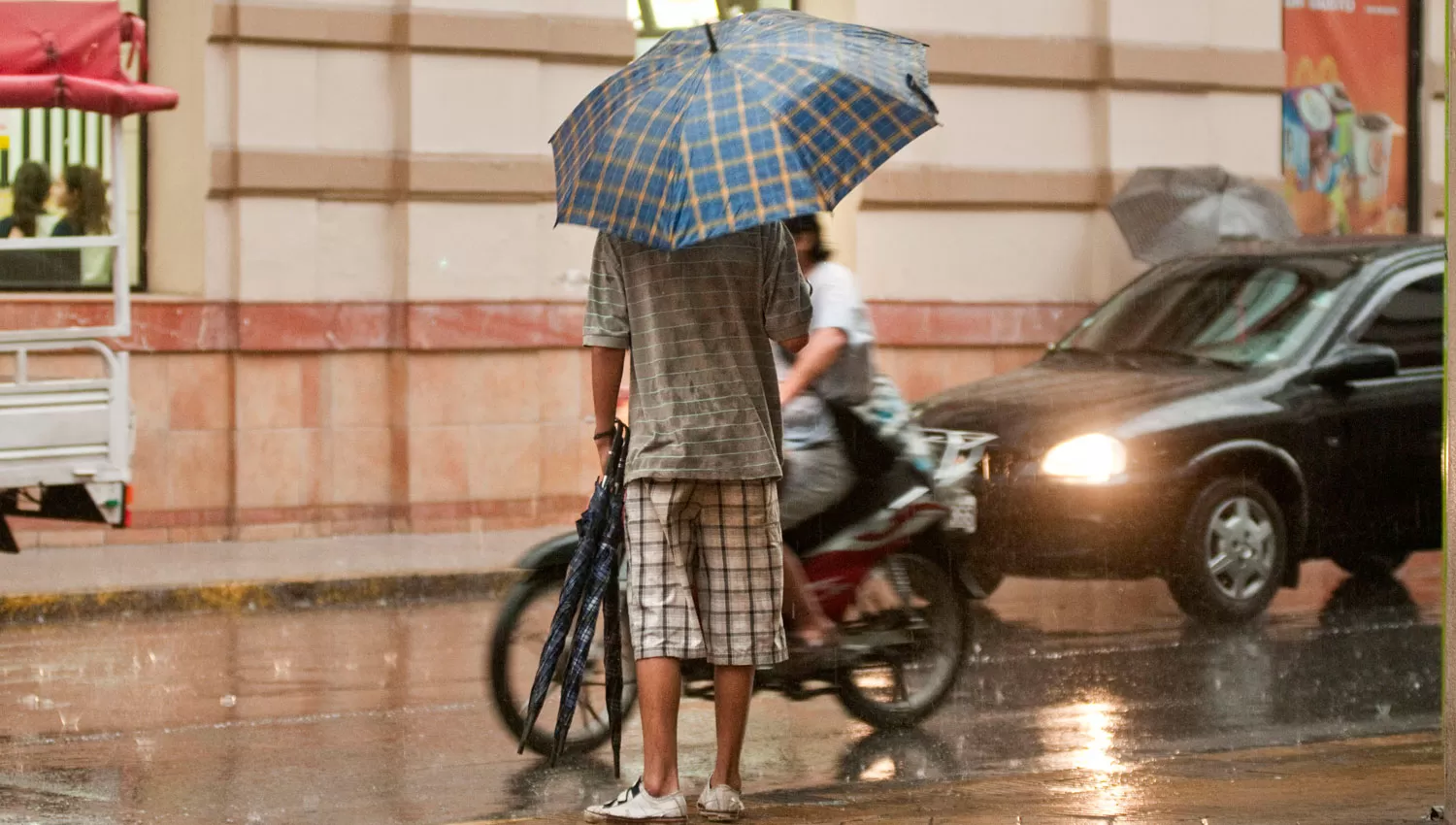 Paraguas, paraguas, será el grito que se escuchará en las calles del centro.