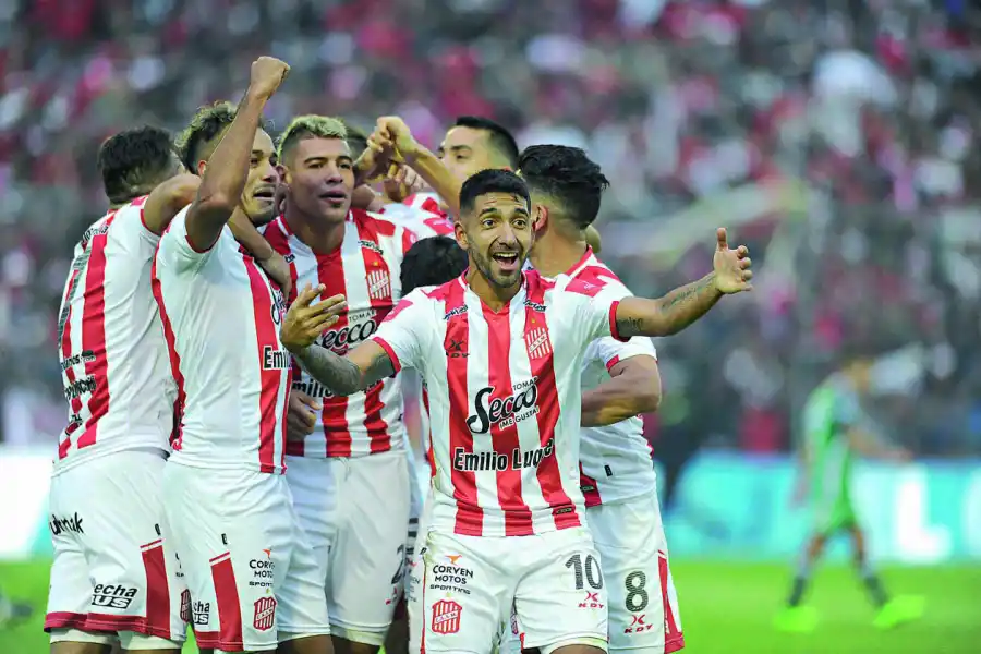 EL CUARTO ASCENSO. San Martín volvió a Primera y se dio un gusto: ganó el clásico y de visitante.