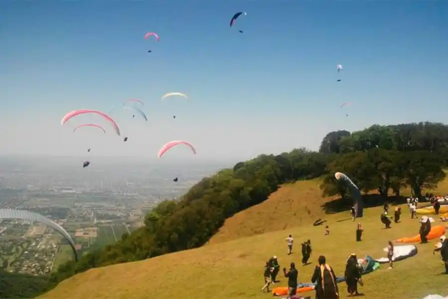 IRREGULARIDADES. Los vuelos biplazas que se realizan en Loma Bola quedaron en la mira de la Justicia.