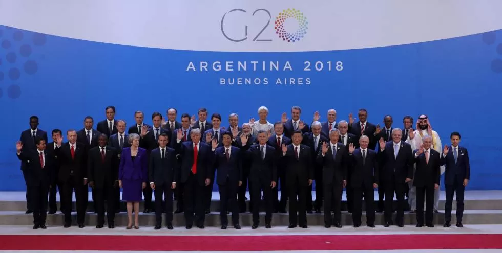 PRIMERA CUMBRE EN LA ARGENTINA. Los líderes del G-20 posan en la apertura de la reunión en Buenos Aires: sólo faltó Merkel, por el desvío de su vuelo. 