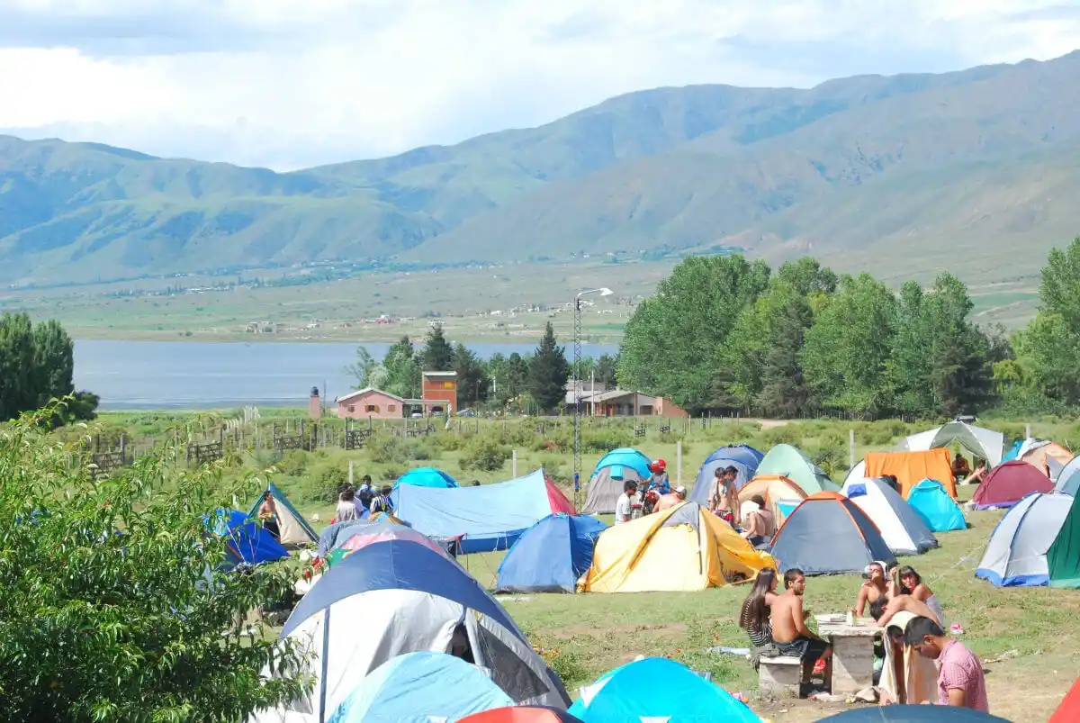 CAMPING. El buen clima y el relieve de la provincia permiten realizar actividades al aire libre sin ningún problema.