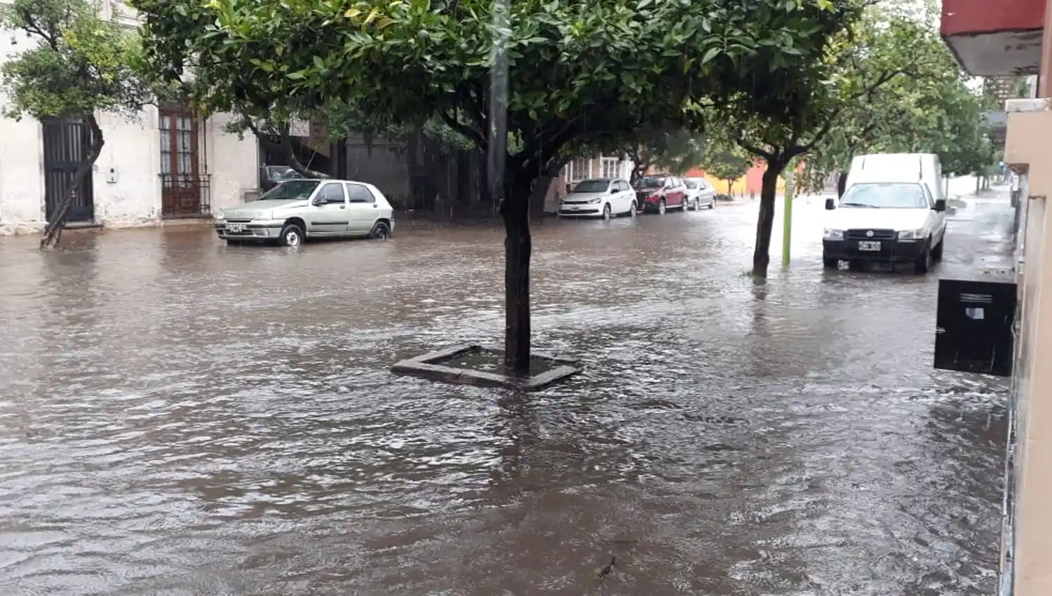 BARRIO SUR. Lavalle primera cuadra también quedó bajo el agua. 