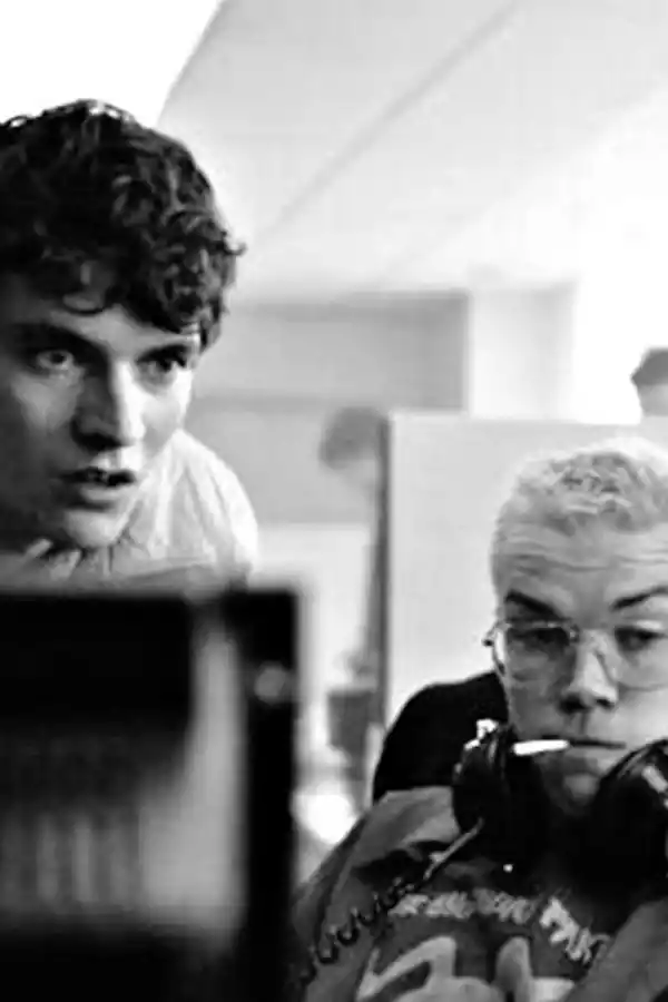 DUDAS EXISTENCIALES. Stefan (Fionn Whitehead) y Colin (Will Poulter), en busca del videojuego perfecto.  