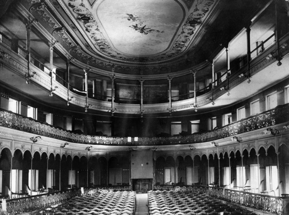 IMPONENTE SALA. Una fotografía de 1900, tomada por Germán Merkwitz, muestra las plateas y los palcos del teatro Belgrano, que se erigió gracias al esfuerzo de los accionistas tucumanos 