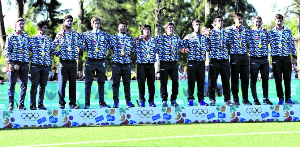 El tucumano Tomás Vanni (centro) tuvo el honor de integrar el equipo de los Pumitas que logró la primera medalla olímpica del rugby nacional. Argentina ganó sus seis partidos y se llevó el oro en los Juegos Olímpicos de la Juventud.