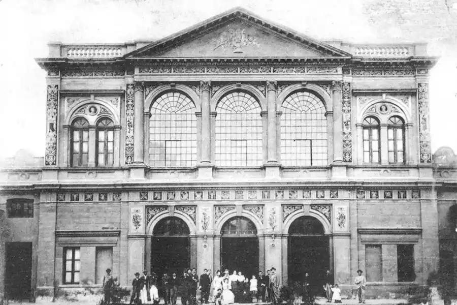 LA FACHADA. El Belgrano se alzó retirado de la línea de edificación de la hoy calle San Martín. Eso le daba un gran atrio