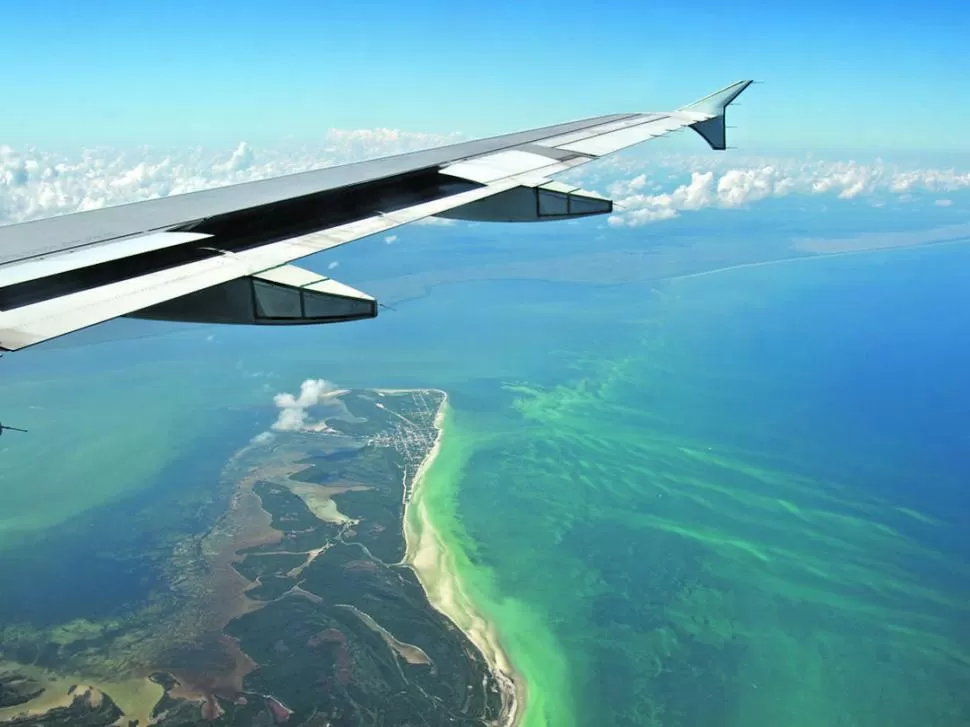 LLEGANDO A CANCÚN. Ya desde el aire podés empezar a disfrutar del maravilloso azul turquesa del mar Caribe.   