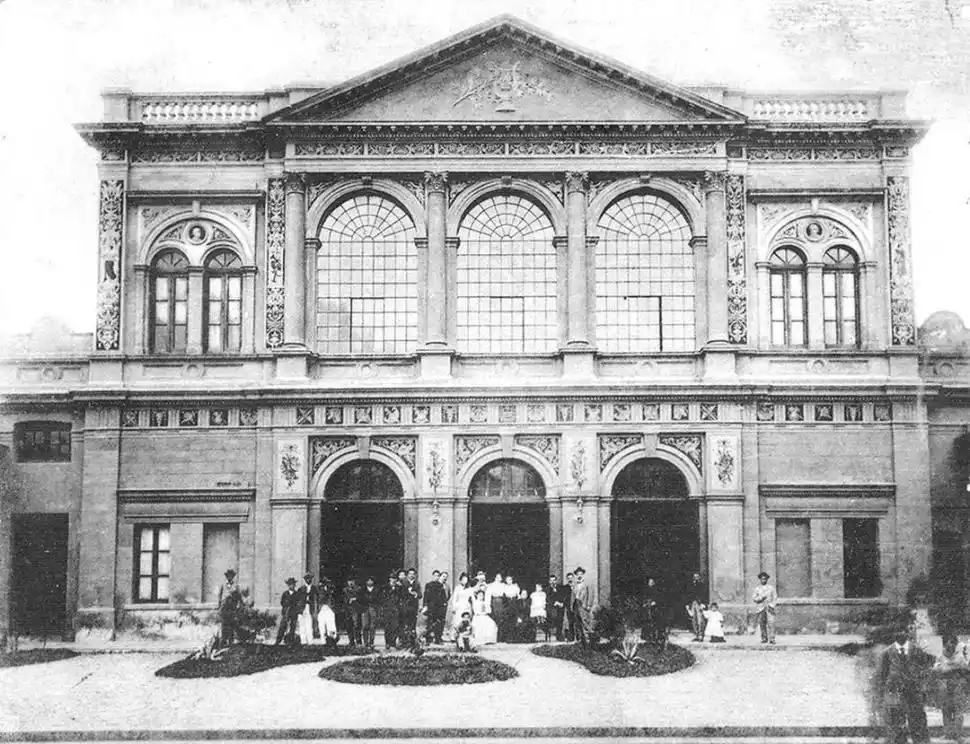 LA FACHADA. El Belgrano se alzó retirado de la línea de edificación de la hoy calle San Martín. Eso le daba un gran atrio