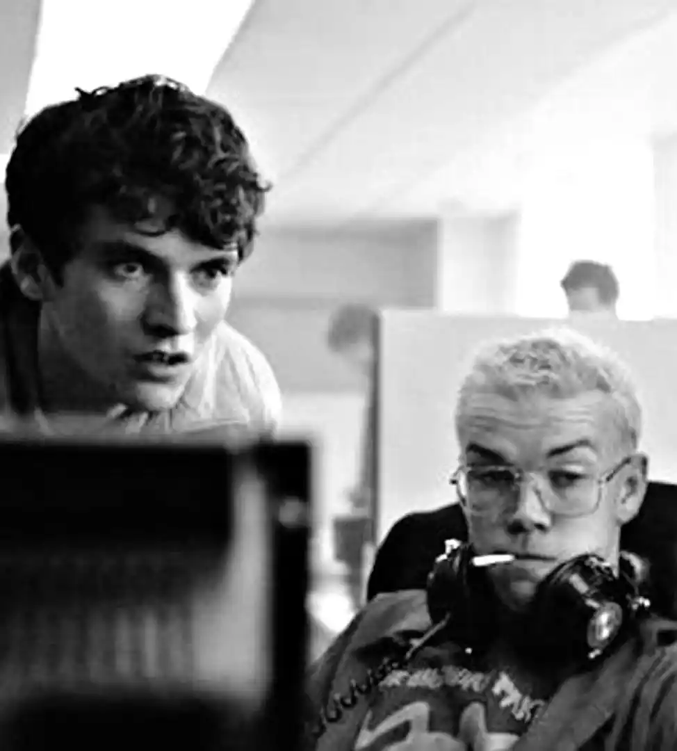 DUDAS EXISTENCIALES. Stefan (Fionn Whitehead) y Colin (Will Poulter), en busca del videojuego perfecto.  