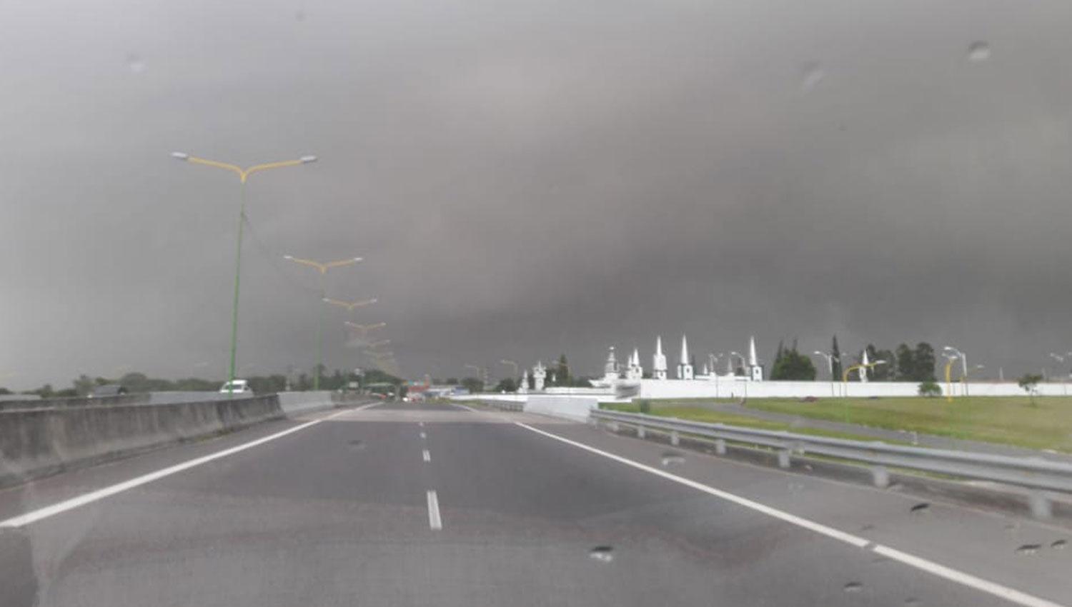 ZONA NORTE. Así se veía el cielo desde la autopista Raúl Lecese, que une la capital con Tafí Viejo.