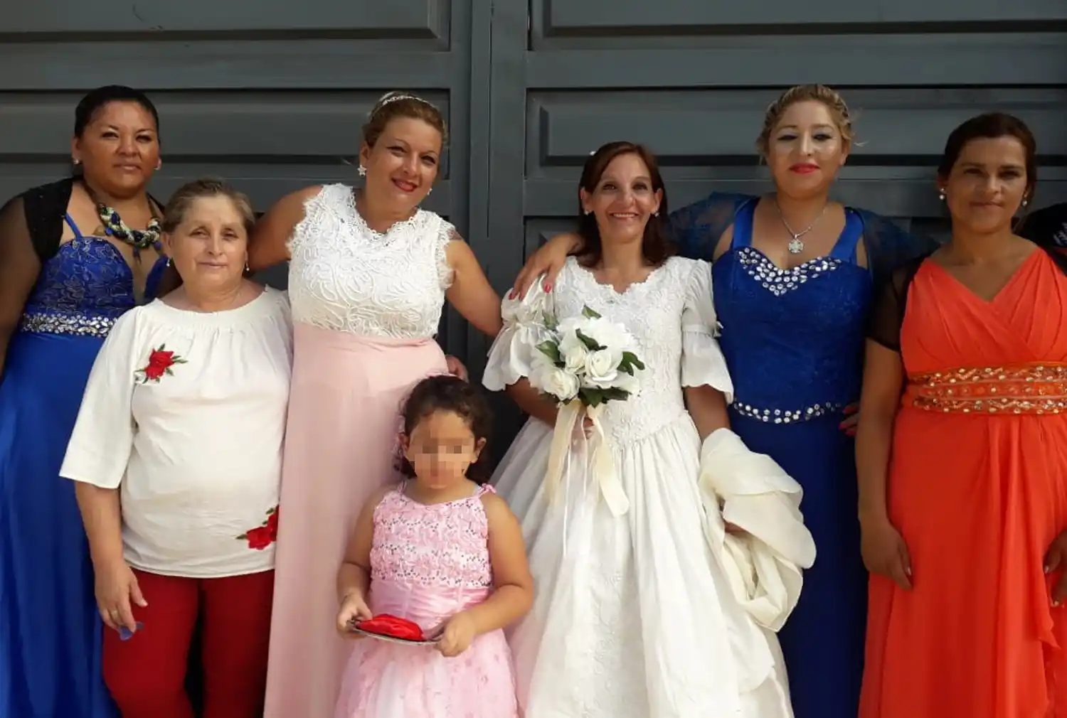 CASAMIENTO. La esposa de Amín con allegadas que la acompañaron en la ceremonia.