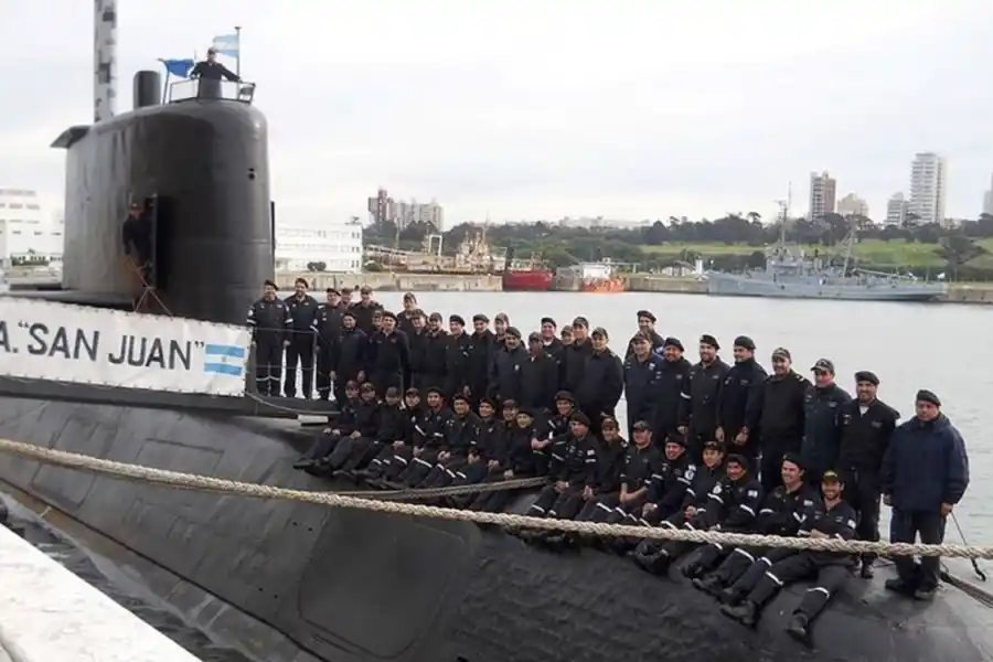 ARA SAN JUAN. Última foto de los 44 tripulantes del submarino hundido.