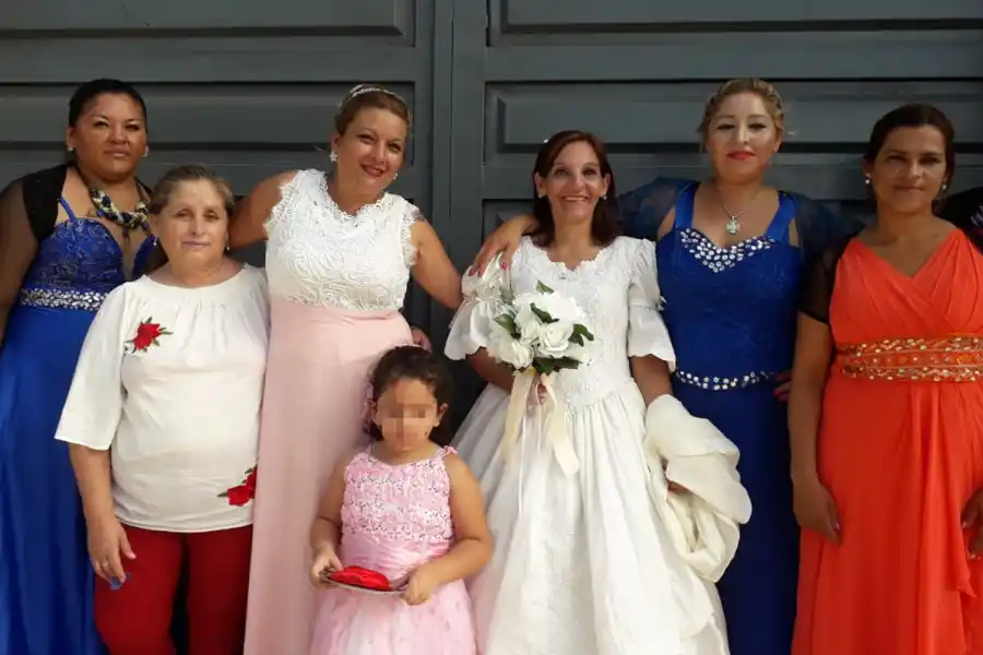 CASAMIENTO. La esposa de Amín con allegadas que la acompañaron en la ceremonia.