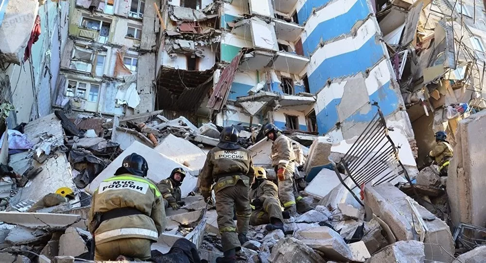 Encontraron con vida un bebé bajo los escombros del edificio derrumbado en Rusia 