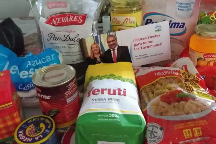 LA MERCADERÍA. Leche, mermelada, azúcar y pan dulce fueron algunos de los productos que repartieron los punteros.