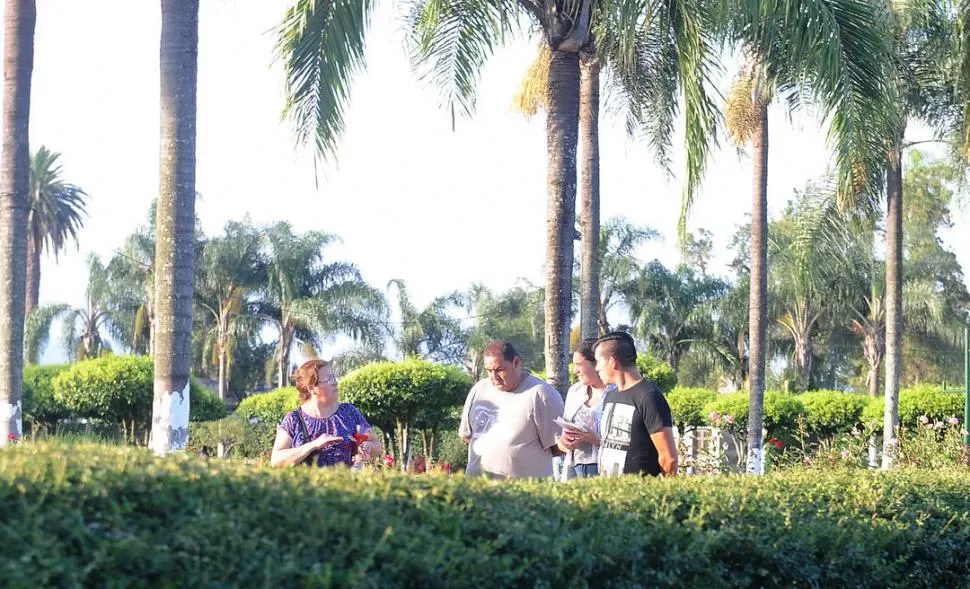 ENTIERRO. Los familiares y allegados a Juan Carlos Rodríguez despidieron sus restos ayer por la tarde en el cementerio “Jardín”, en Bella Vista. la gaceta / fotos de héctor peralta